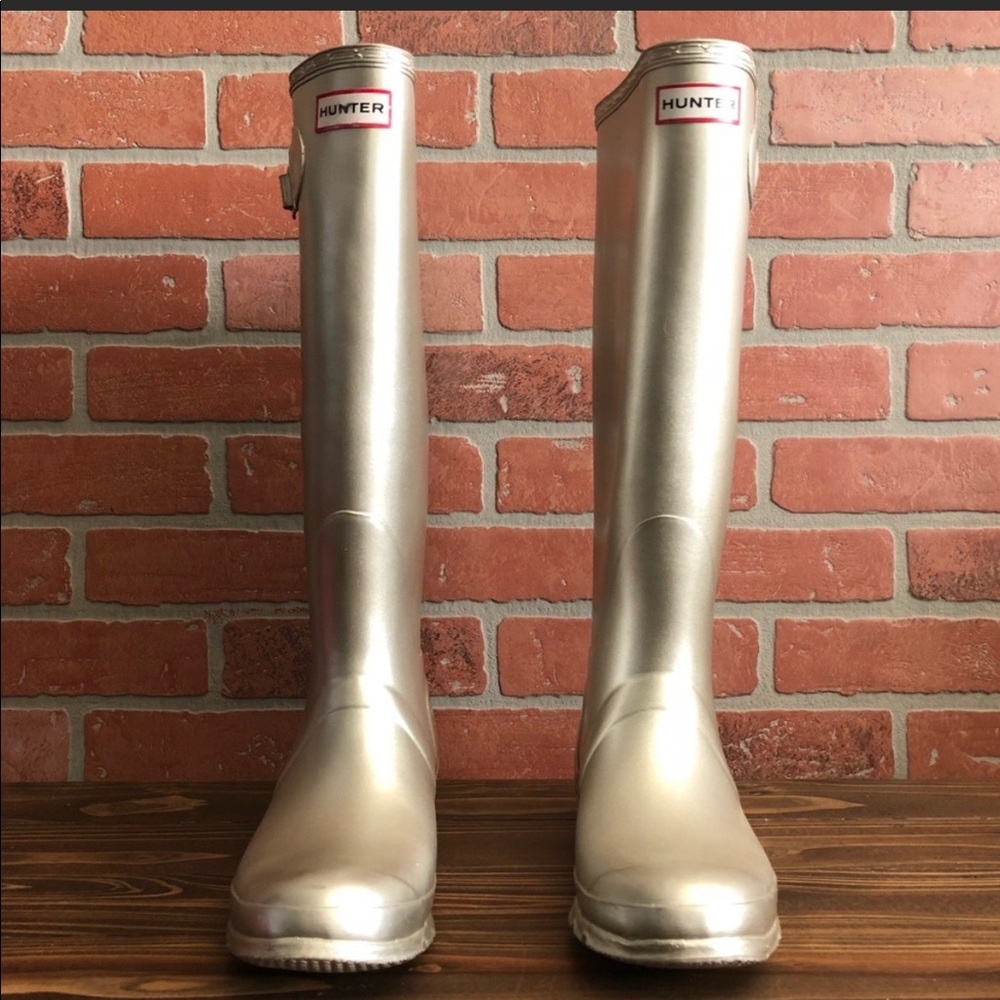Hunter gold boots size 9. In great condition! I never wore them!